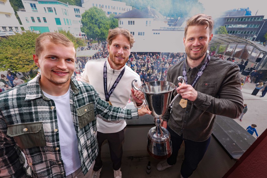Die FC Vaduz Spieler mit v.l., Cedric Gasser, Nicolas Hasler und Benjamin Buechel, mit dem Meisterpokal nach dem Aufstieg in die Super League, am Samstag, 16. Mai 2026, auf dem Balkon des Vaduzer Rath ...