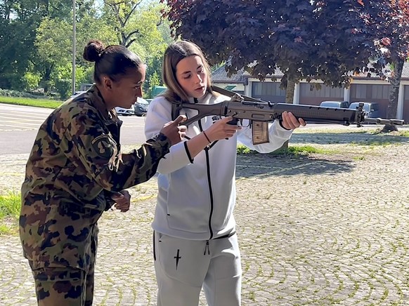 A Colombier (NE), une quarantaine de jeunes femmes ont pris part à une journée d&#039;information de l&#039;armée suisse.