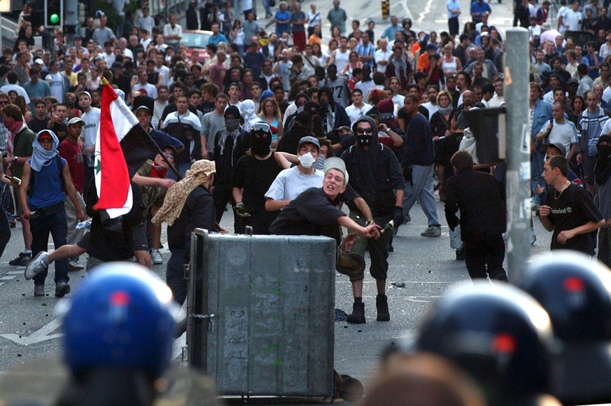 Militant protesters participate in anti G8 demonstrations in Geneva, Switzerland, Sunday evening, June 1st, 2003. After heavy riots Saturday night and Sunday morning, demonstrators continued to show t ...