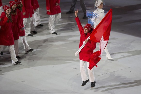 Swiss ski jumper Simon Ammann carries the swiss flag during the opening ceremony of the XXII Winter Olympics 2014 Sochi at the Fisht Olympic Stadium in Sochi, Russia, on Friday, February 7, 2014. (KEY ...