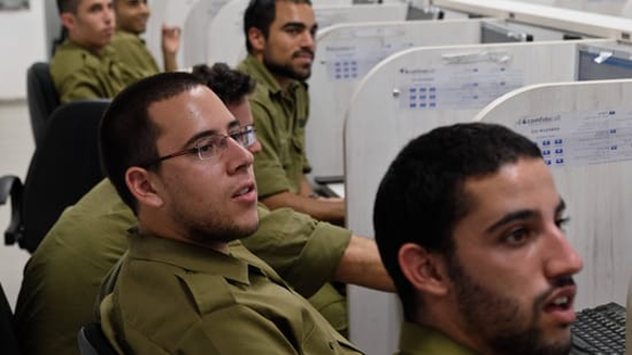 Soldats israéliens dans un centre téléphonique (image d&#039;illustration).
