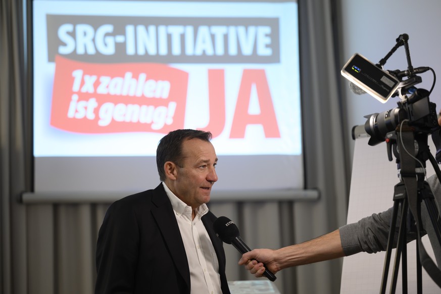 Thomas Matter, Nationalrat, SVP-ZH beantwortet Fragen der Journalisten nach der Medienkonferenz des ueberparteilichen Ja-Komitees zur SRG-Halbierungsinitiative, fotografiert am Mittwoch, 14. Januar 20 ...