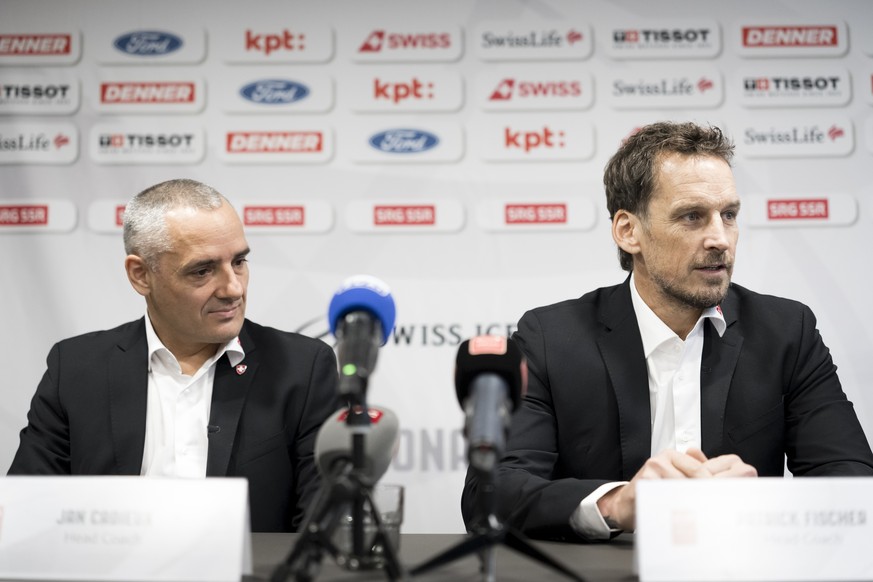 Patrick Fischer, Cheftrainer der Schweizer Eishockey Nationalmannschaft, rechts, verkuendet seinen Ruecktritt nach der WM 2026 mit seinem Nachfolger Jan Cadieux, , links, an der Medienkonferenz der Sw ...