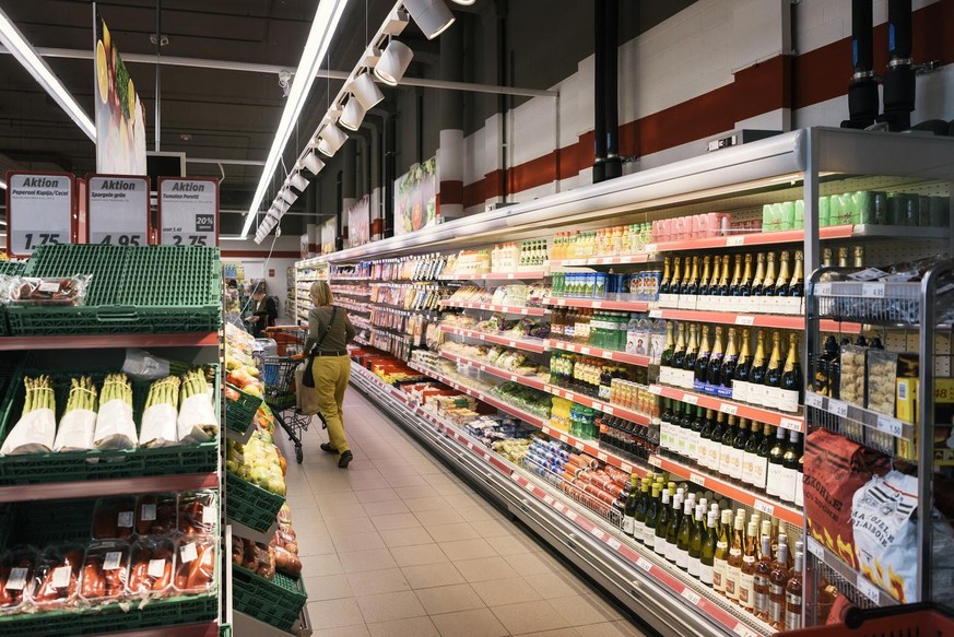 The store area of a branch of retailer Denner in Rueschlikon, canton of Zurich, Switzerland, on May 10, 2016. (KEYSTONE/Christian Beutler)