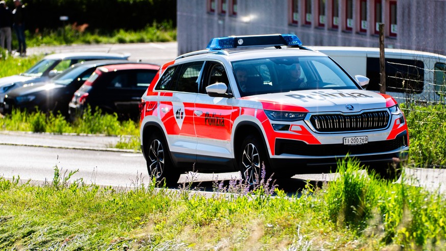 Kantonspolizei Tessin. Auf dem Foto ist eine Patrouille der Kantonspolizei zu sehen, die in den Strassen von Pian Scairolo (Lugano) unterwegs ist. Aufgenommen am Donnerstag, 25. April 2024. (KEYSTONE/ ...