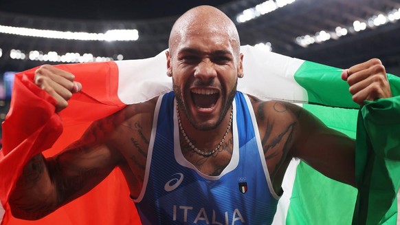 epa09385565 Lamont Marcell Jacobs of Italy celebrates winning the Men&#039;s 100m final at the Athletics events of the Tokyo 2020 Olympic Games at the Olympic Stadium in Tokyo, Japan, 01 August 2021.  ...