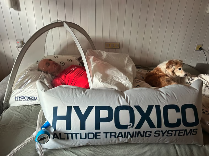 A la maison, Karl Egloff s'est préparé en dormant dans une tente qui simule la haute altitude.