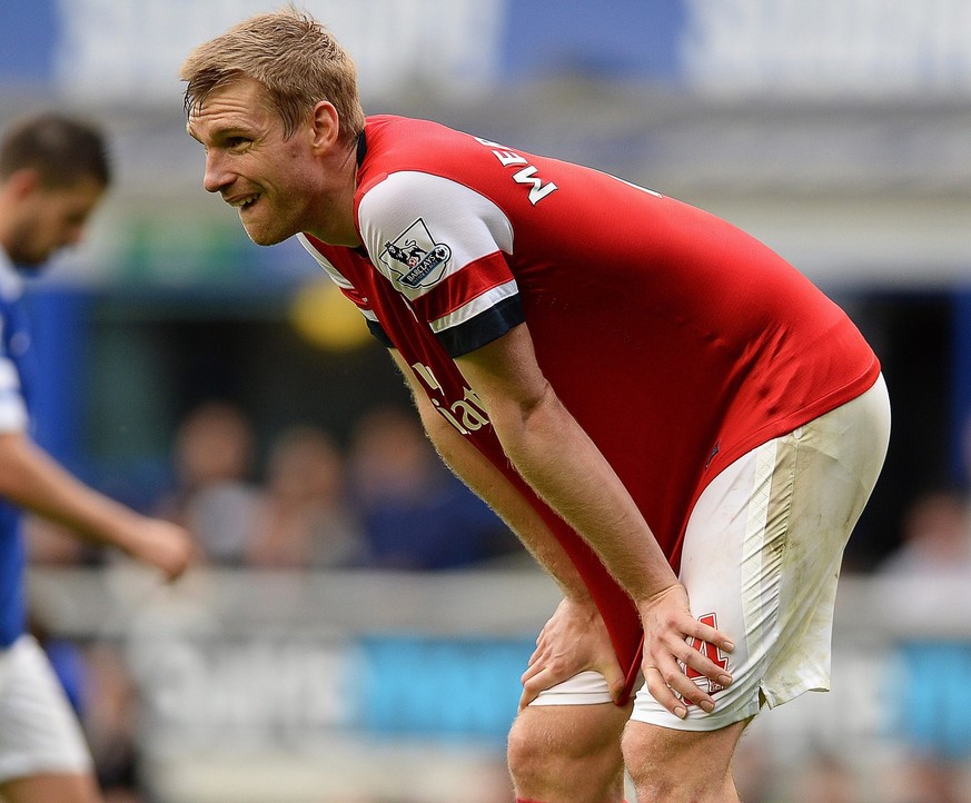 epa04156703 Arsenal's Per Mertesacker reacts during the English Premier League soccer match between Everton FC and Arsenal FC at Goodison in Liverpool, Britain, 06 April 2014. Everton won 3-0. EP ...