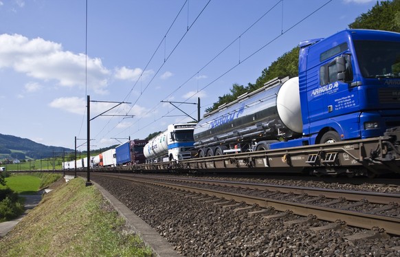 A rolling road of HUPAC, a Swiss enterprise offering Alpine traversal cargo transports on rails, is underway between Germany and Italy in the vicinity of Gelterkinden in the canton of Basel-Land (Base ...