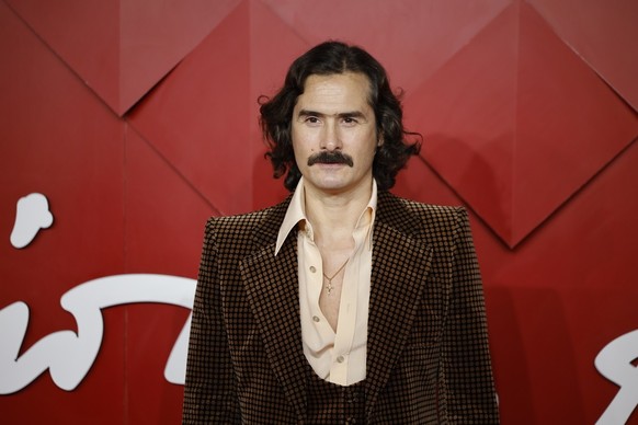 Le velours, le costume trois-pièces, la chemise, la moustache, on valide tout!