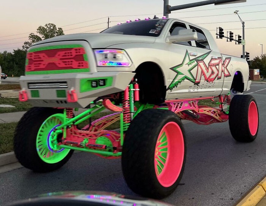 Automodifikationen der Extreme
https://www.reddit.com/r/Shitty_Car_Mods/