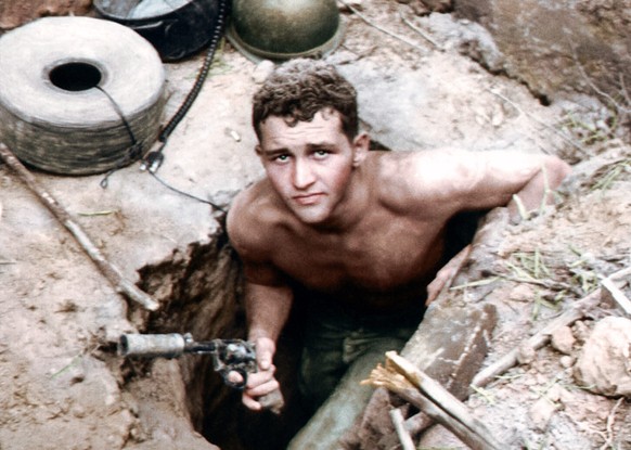 Un soldat américain s&#039;apprête à pénétrer dans un tunnel vietnamien.
