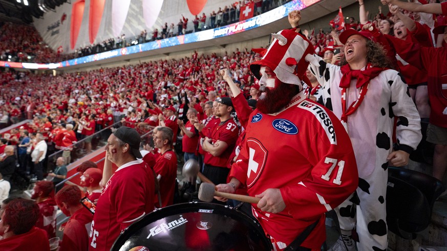 epa13004866 The Swiss fans sing the song 'W.Nuss vo Buempliz' by Patent Ochsner after the 2026 IIHF Men's Ice Hockey World Championship semi-final game between Switzerland and Norway in ...