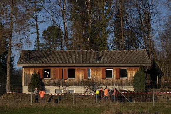 Polizisten der Kantonspolizei Zuerich untersuchen die Unfallstelle der Explosion beim Forschungs- und Testgebaeude Taetsch, am Mittwoch, 25. Februar 2026 in Illnau. Die Expolsionsursache und Schaeden  ...