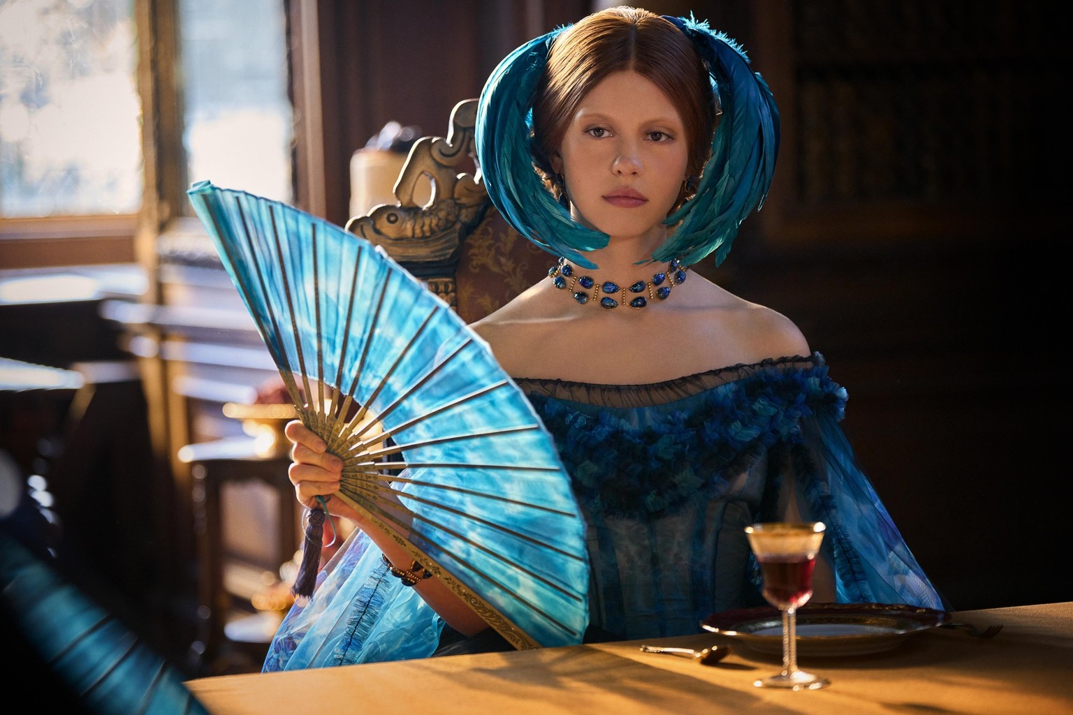 Elizabeth (Mia Goth) est une orpheline adoptée par les Frankenstein, qui deviendra l&#039;épouse dévouée de Victor.