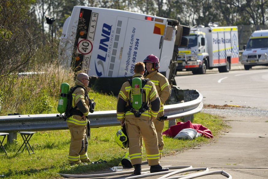 Les équipes de secours se tiennent près du lieu du drame, près de la ville de Greta, en Australie.