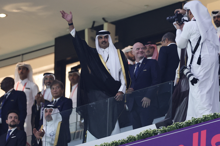 L'émir du Qatar, Tamim ben Hamad Al Thani, et le président de la Fifa, Gianni Infantino (à sa gauche), lors de la cérémonie d'ouverture.