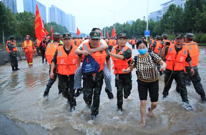 L'évacuation d'un hôpital suite aux inondations dans la province du Henan, en Chine, le 22 juillet 2021.