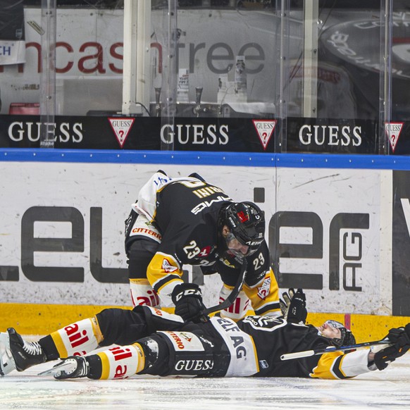 A terre, Jiri Sekac est félicité par Giovanni Morini après avoir inscrit le 2-1 luganais