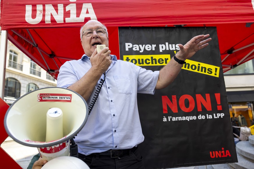 Pierre-Yves Maillard, centre, conseiller aux Etats vaudois et president de l&#039;Union syndicale suisse, participe a une manifestation a l&#039;appel du syndicat UNIA contre la reforme de la prevoyan ...