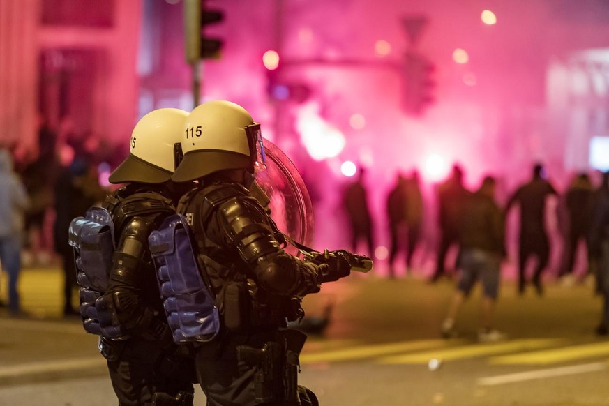 Présence policière, vendredi 2 avril 2021, à Saint-Gall. Vendredi soir, des jeunes ont attaqué la police dans le centre-ville de Saint-Gall. Vers 21 heures, ils ont jeté des objets sur la police, qui  ...