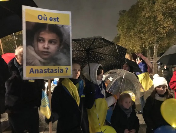 &quot;Où est Anastasia ?&quot;, ont demandé les participants à un rassemblement organisé le 16 novembre sur la place de la Bastille à Paris.