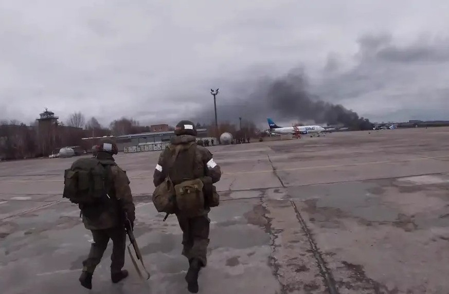 Les soldats du VDV lancés à l'assaut de l'aéroport de Hostomel, le 24 février 2022.