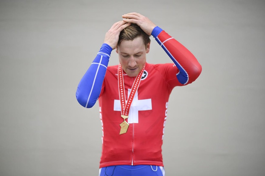 Stefan Kueng posiert nach dem Sieg an den Rad-Schweizermeisterschaften, am Samstag, 31. Oktober 2020, in Maerwil. (KEYSTONE/Gian Ehrenzeller)