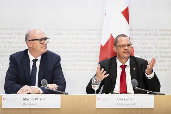 Urs Loher, Ruestungschef, rechts, spricht neben Bundesrat Martin Pfister, links, an einer Medienkonferenz ueber das Entlastungspaket 27 und Budget 2026, am Mittwoch, 25. Juni 2025, im Medienzentrum Bu ...