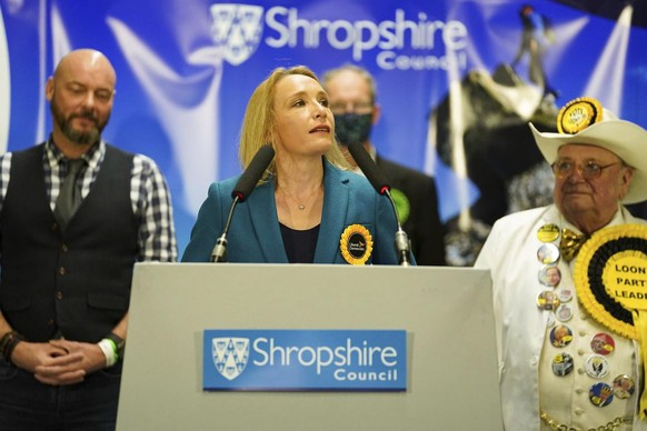 Helen Morgan des libéraux-démocrates prononce un discours après avoir été déclarée vainqueur de l'élection partielle du North Shropshire à Shrewsbury, en Angleterre, tôt le vendredi 17 décembre 2021.  ...
