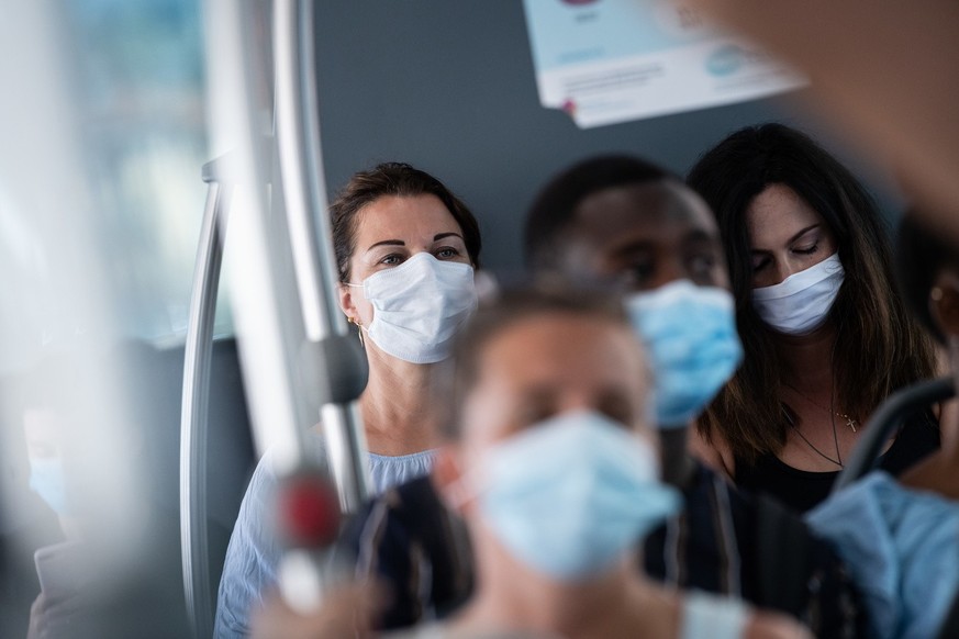 Passagiere mit Masken in einem Bus der Trasporti Pubblici Luganesi TPL am Montag, 6. Juli 2020 in Lugano. Ab Montag, 6. Juli 2020, muessen schweizweit alle Passagiere in den oeffentlichen Verkehrsmitt ...