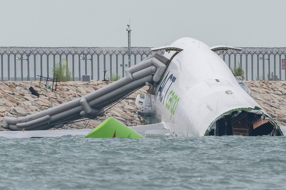Une vue de l&#039;avion-cargo qui a dérapé sur une piste à Hong Kong.