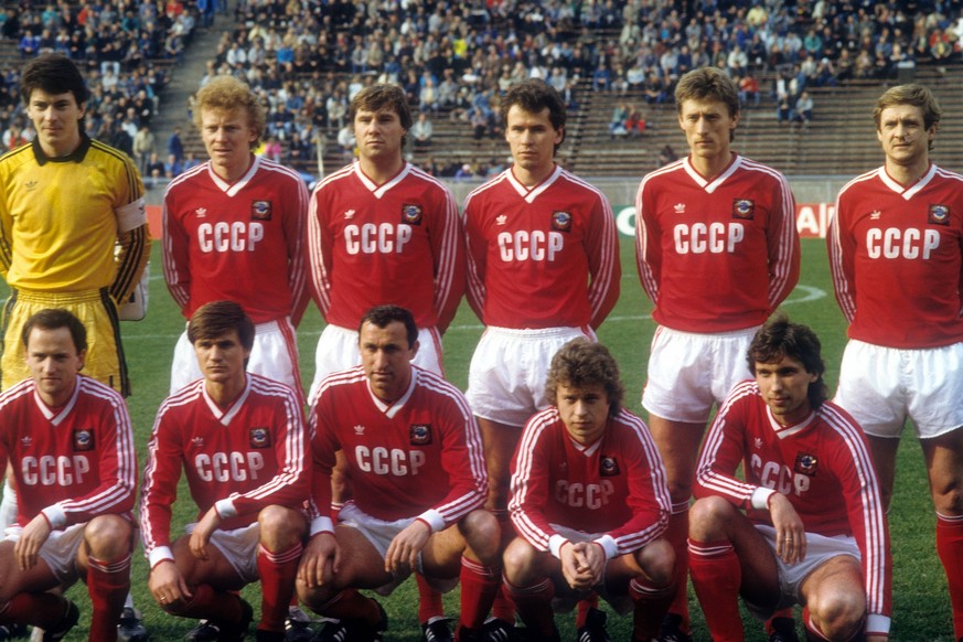 Mannschaftsfoto UdSSR, hi.v.li.: Torwart Rinat Dassajev, Oleg Kuznezow, Anatoli Demjanenko, Gennadi Litowtschenko, x, Vladimir Bessonov; vorn: Igor Belanov, Wassili Raz, Tengiz Sulakvelidze, Alexander ...