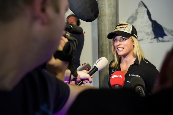 La skieuse suisse Lara Gut, parle avec les journalistes apres une conference de presse de Swiss-Ski avant le debut de la nouvelle saison de Ski Alpin pendant la traditionelle semaine publicitaire de S ...