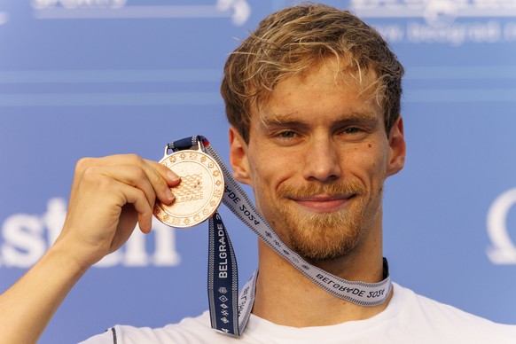 Roman Mityukov posiert mit seiner Bronzemedaille waehrend der Siegerehrung fuer die 200m Ruecken an den European Aquatics Europameisterschaften im Schwimmen am Mittwoch, 19. Juni 2024, in Belgrad, Ser ...