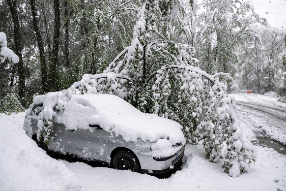 Un vehicule est recouvert de neige le jeudi 17 avril 2025 a Fully en Valais. Les fortes precipitations, qui s&#039;abattent sur le Valais depuis mercredi, n&#039;ont pas fait de degat majeur, a indiqu ...