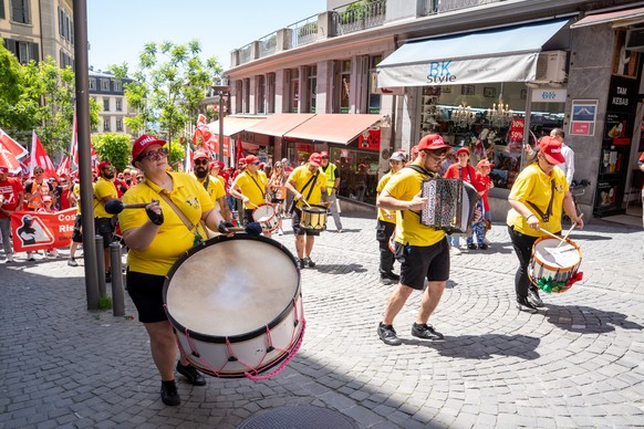 Les travailleurs de la construction et une guggenmusik defilent en cortege dans la rue lors d&#039;une manifestation organisee par les syndicats Unia et Syna le samedi 17 mai 2025 a Lausanne. (KEYSTON ...