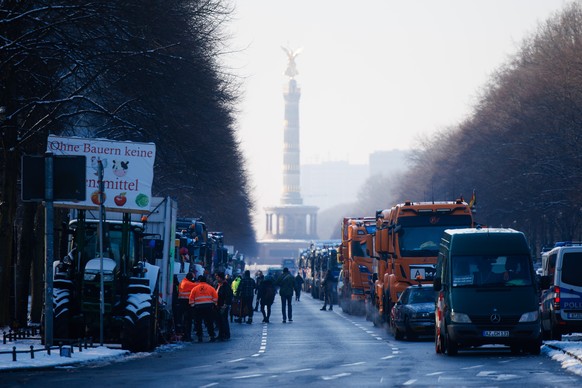 epa11087913 Trucks stand in a row in front of the Victory Column during a protest of truckers in Berlin, Germany, 18 January 2024. Farmers in Germany went on a nationwide strike to protest the federal ...