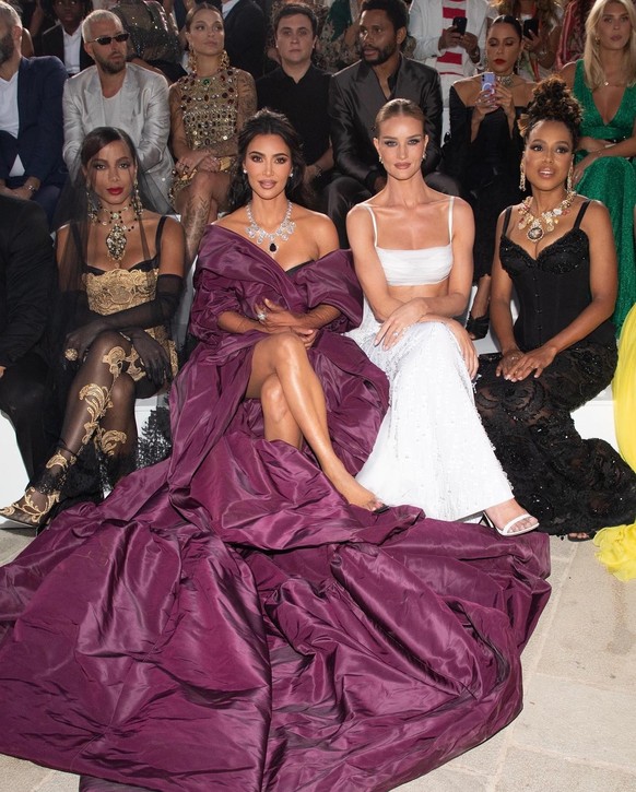 Dimanche, les célébrités se sont donnés rendez-vous dans le sud de l&#039;Italie pour assister au défilé Dolce &amp; Gabbana. Le show a pris place à Alberobello.