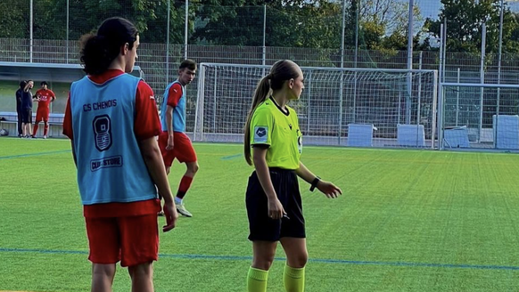 Sarah Gjergji arbitre lors d&#039;un match de football au Stade des Trois-Chêne, le 24 septembre 2024.