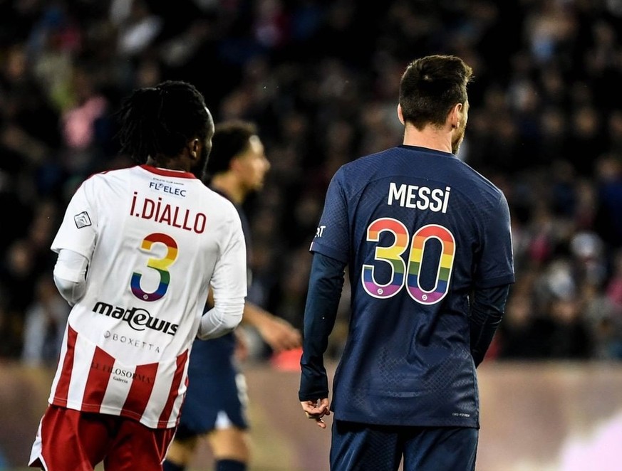 Le maillot arc-en-ciel pour lutter contre l&#039;homophobie dans le foot portén par Diallo et Messi lors d&#039;un match de Ligue 1 en France.