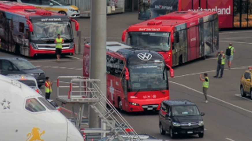 Le bus de la Nati a déjà quitté l'aéroport de Zurich. Direction le centre-ville.