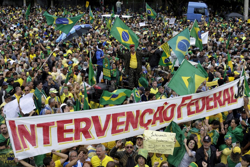 A Rio de Janeiro, des partisans du président brésilien sortant Jair Bolsonaro réclament une intervention fédérale.