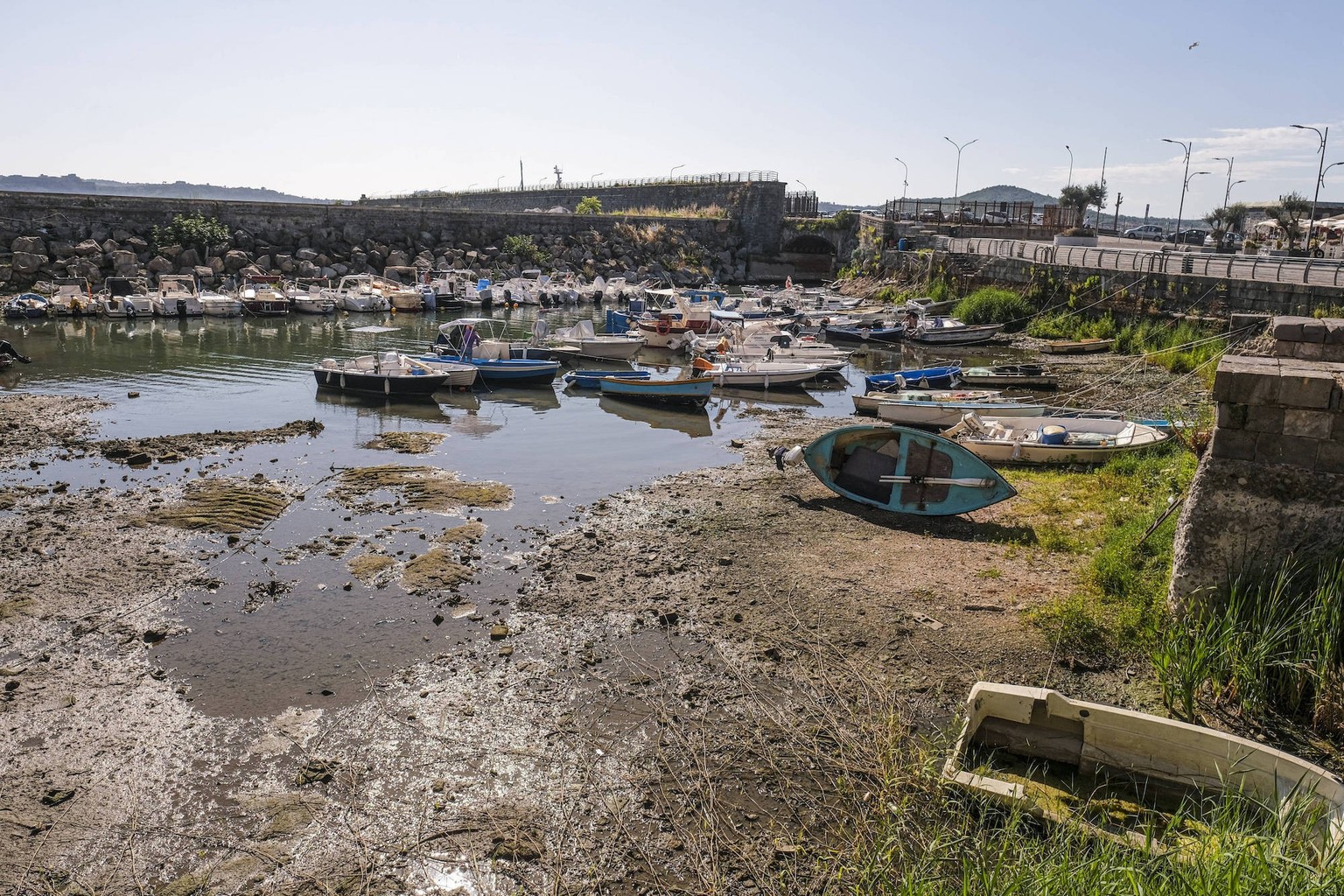 Le quai des pêcheurs du port de Pozzuoli est resté presque sans eau de mer en raison du bradyséisme qui, en cette période, s&#039;intensifie dans toute la région des Campi Flegrei qui repose sur la pl ...