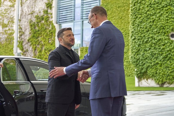 Volodymyr Selenskyj et Friedrich Merz à la réception du Président de l&#039;Ukraine avec les honneurs militaires et pour une discussion commune suivie d&#039;un communiqué de presse à la Chancellerie  ...