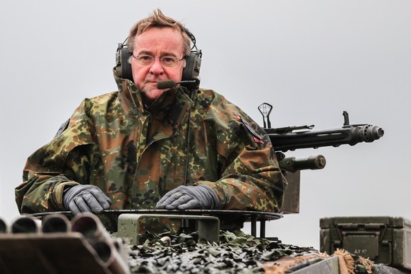 Boris Pistorius dans un char Leopard 2. Un modèle qui sera envoyé à l'Ukraine.