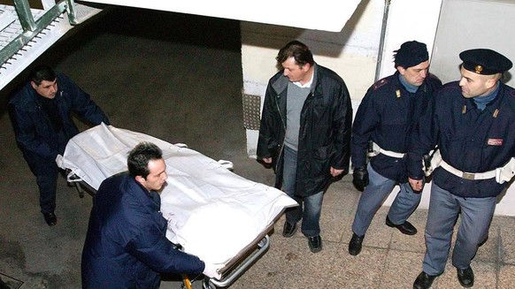 Coroners carry the body of Marco Pantani from the &quot;Le Rose&quot; residence in Rimini late Saturday 14 February 2004. Italian cyclist Marco Pantani, was found dead at the age of 34 in a room of &q ...
