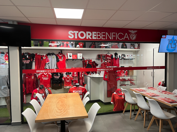 Les membres de la Casa Benfica de Genève et du Sport Genève Benfica bénéficient de rabais sur les articles de la boutique.