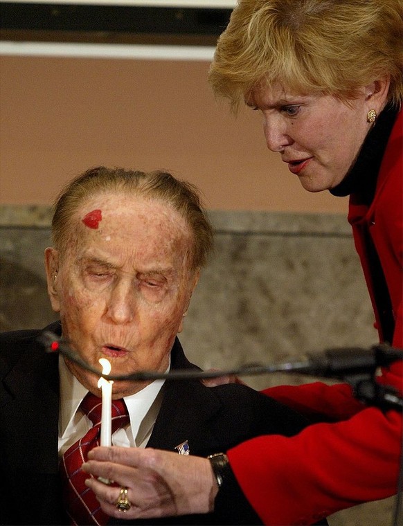 KRT US NEWS STORY SLUGGED: OBIT-THURMOND KRT PHOTOGRAPH BY CHUCK KENNEDY/KRT (June 27) Sen. Strom Thurmond, (R-SC), died in South Carolina, on Thursday, June, 26, 2003, at the age of 100. Here, Sen. T ...