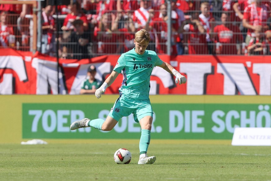 09.08.2026, xtgx, Fussball 2. Bundesliga, FC Energie Cottbus - Hannover 96, v.l. Pascal Loretz Hannover, 1 Freisteller, Einzelbild, Ganzkoerper, single frame DFL/DFB REGULATIONS PROHIBIT ANY USE OF PH ...